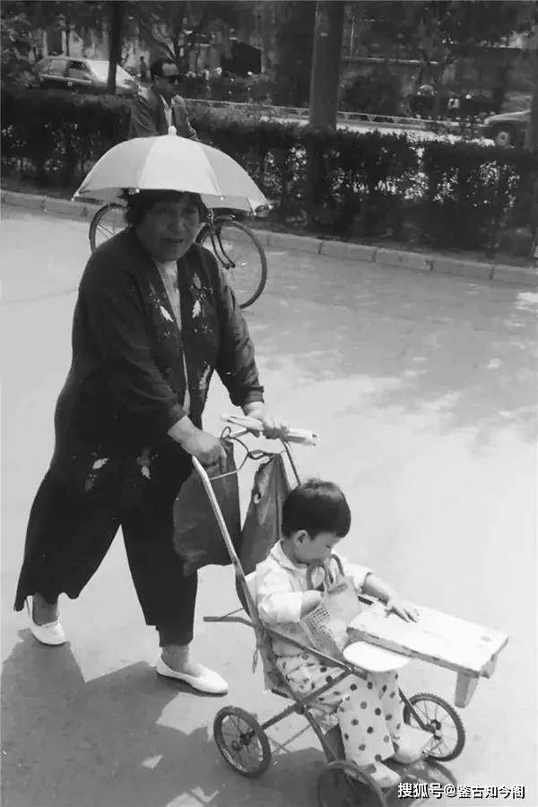 资质荣誉90年代老照片：没有手机、没有私